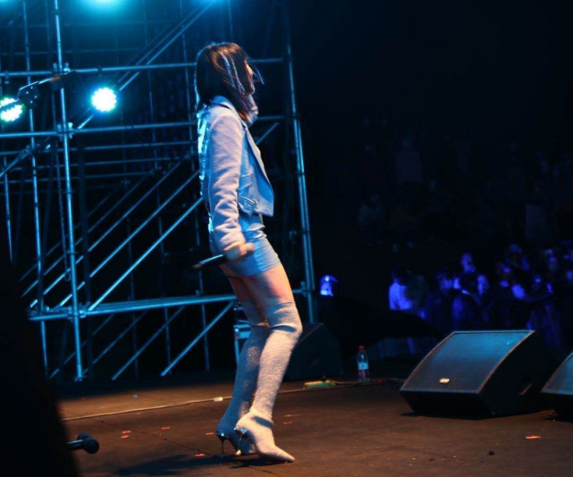 黄龄|黄龄音乐节坠落舞台擦伤大腿,现场照片曝光,青紫红肿惹人心疼