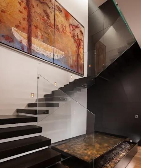 【】楼梯下面别再打储物柜了，又丑又笨没档次，有钱人家都这样装！