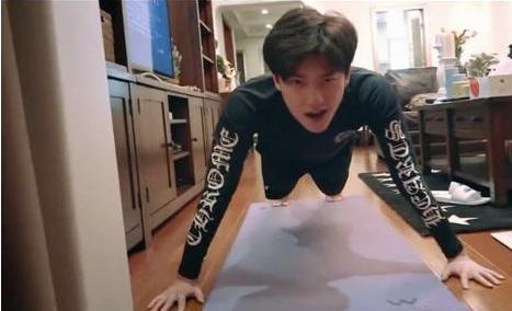 带你看看杨洋住的豪宅，家里面积小得可怜，平时健身只能在客厅