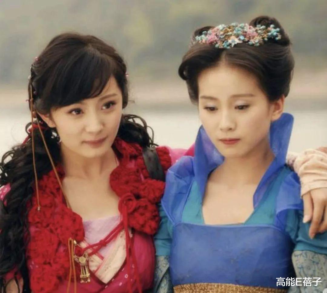 杨幂|爷青回!杨幂刘诗诗同框坐一张凳子,还与陈伟霆热聊关系变好?