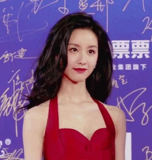 「陈都灵」陈都灵高中毕业照曝光，灵气满满很清纯，侧脸照撞脸刘亦菲