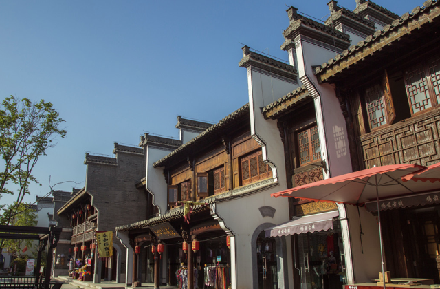 古镇|存在时间不久的古镇,门票就要五十元,客流量稀少