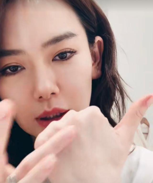 #眼霜#好用到“爆”的眼霜！戚薇：我都用3年了，网友：眼袋细纹全没了