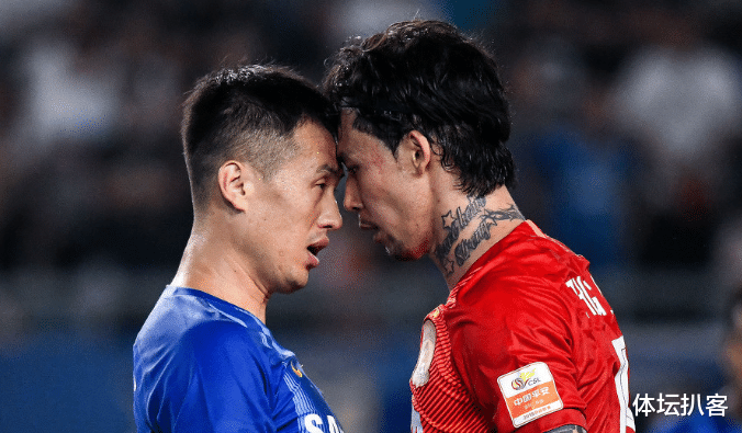 广州恒大|31岁恒大国脚染红离场！卡帅一个动作表达不满，助教郑智无语了