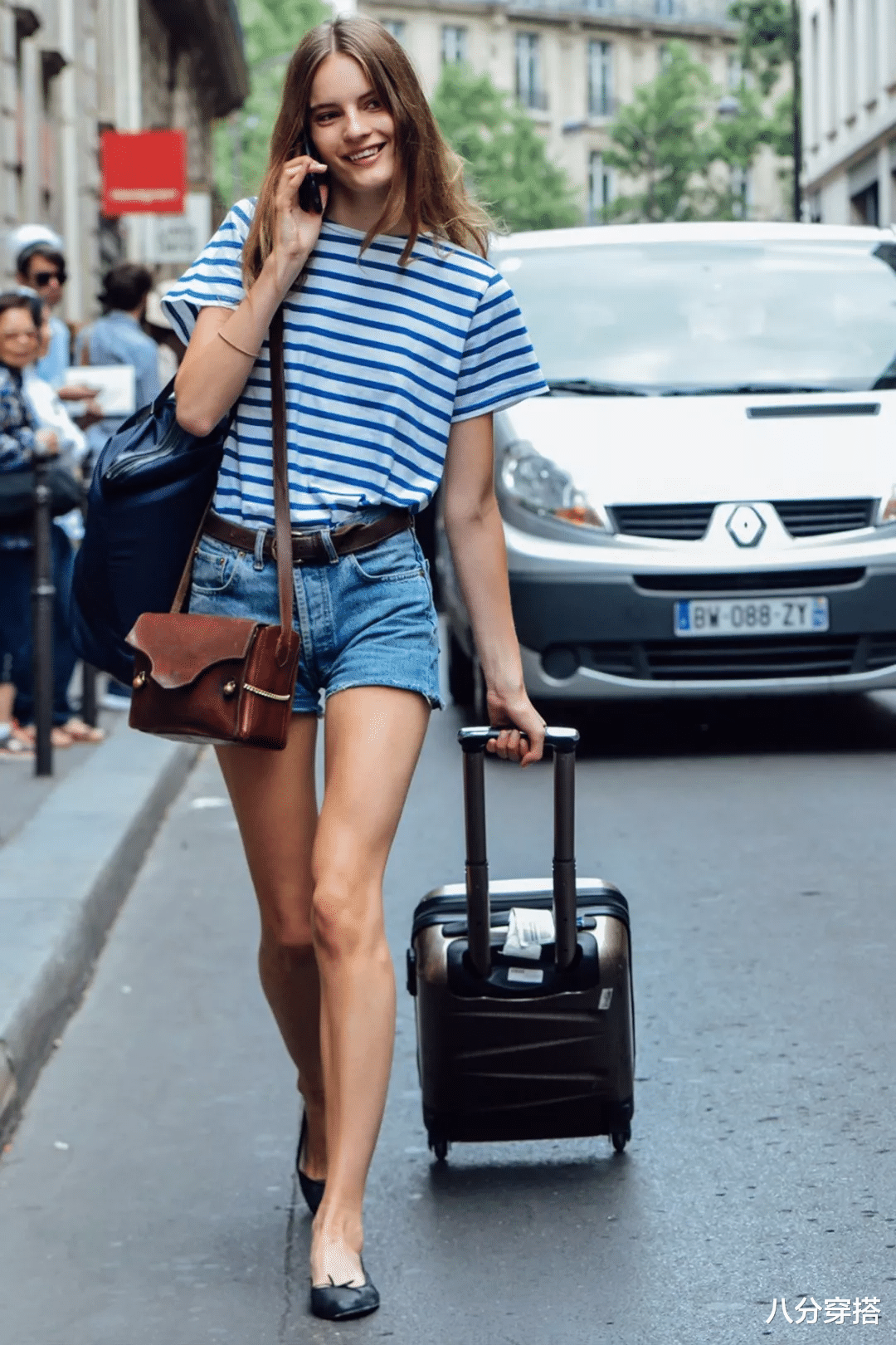 t恤|许晴连吃个派都好时髦,穿条纹T恤配背带裤,配套条纹发带太讲究