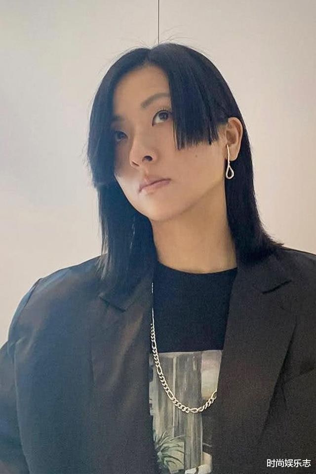 『徐濠萦』徐濠萦就是喜欢抢镜,长刘海遮眼比衣服还另类,品味真是独特