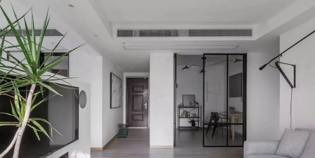 『』她家坚持极简北欧风，全房大白墙无主灯，宽敞又大气，很耐看！