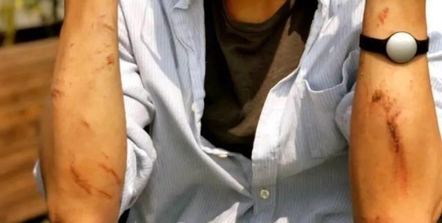 八佰|《八佰》中的南岸刀子，《药神》中的沉默黄毛