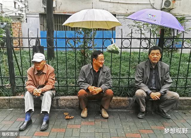 []医生与教师，哪种职业更好？两个老人的对话，无奈说出现实