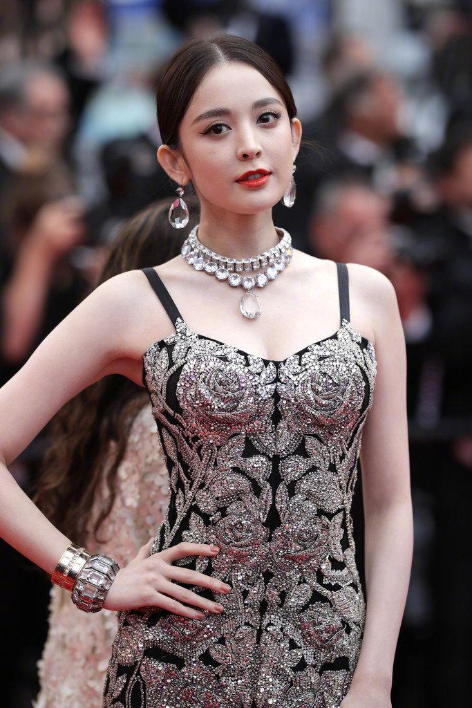 #古力娜扎#央视是最强“卸妆油”?离开美颜滤镜后,娜扎的生图比裸妆还真实