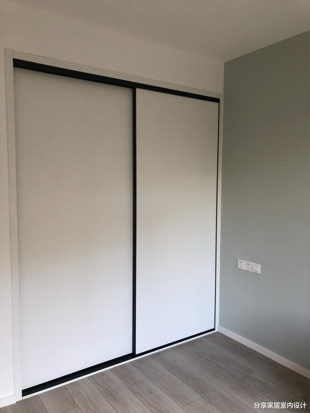 |她家极简的装修，全屋铺木地板，打扫干净还没布置家具就很漂亮！