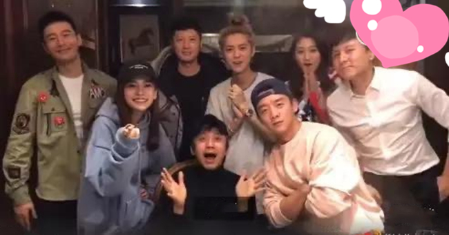 邓超|孙俪带儿女探班邓超，等等吃醋别人演儿子，小花裤子实力抢镜