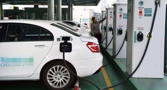 比亚迪@特斯拉和比亚迪差距有多大?内行人:一个只搞技术,一个只想赚钱