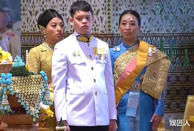 泰國“鐵憨憨”王子被寵壞！國王親自開車接送，還接受老師的跪拜-圖7