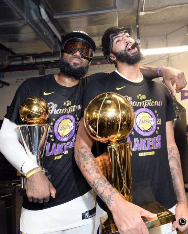 湖人队|恭喜湖人队!恭喜詹姆斯!顶薪续约正式达成,詹眉三连冠正式开启