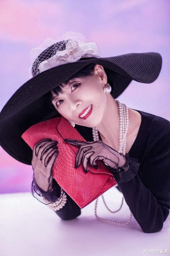 「美甲」79岁网红汪奶奶，浑身上下就剩皮包骨也时尚？一字马劈叉很拿手