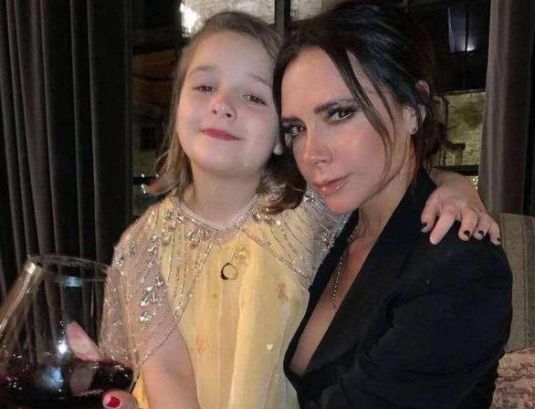 发型|贝嫂真会打扮女儿，8岁小七夏天发型可爱还不重样，每款都值得学