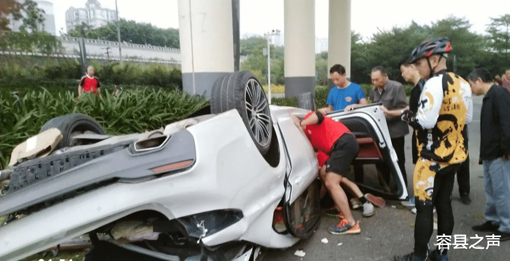 容县之声|广西一辆宝马20多米高处坠桥,司机被救后呼呼大睡!