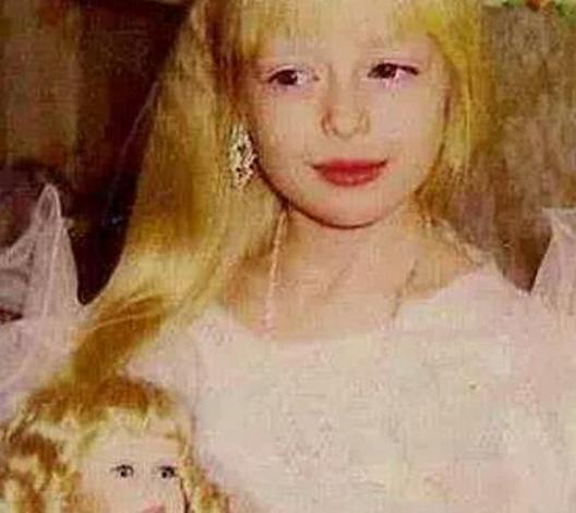 ：6岁外国女孩被当做芭比娃娃养，像个被囚禁的可怜布偶，现状如何