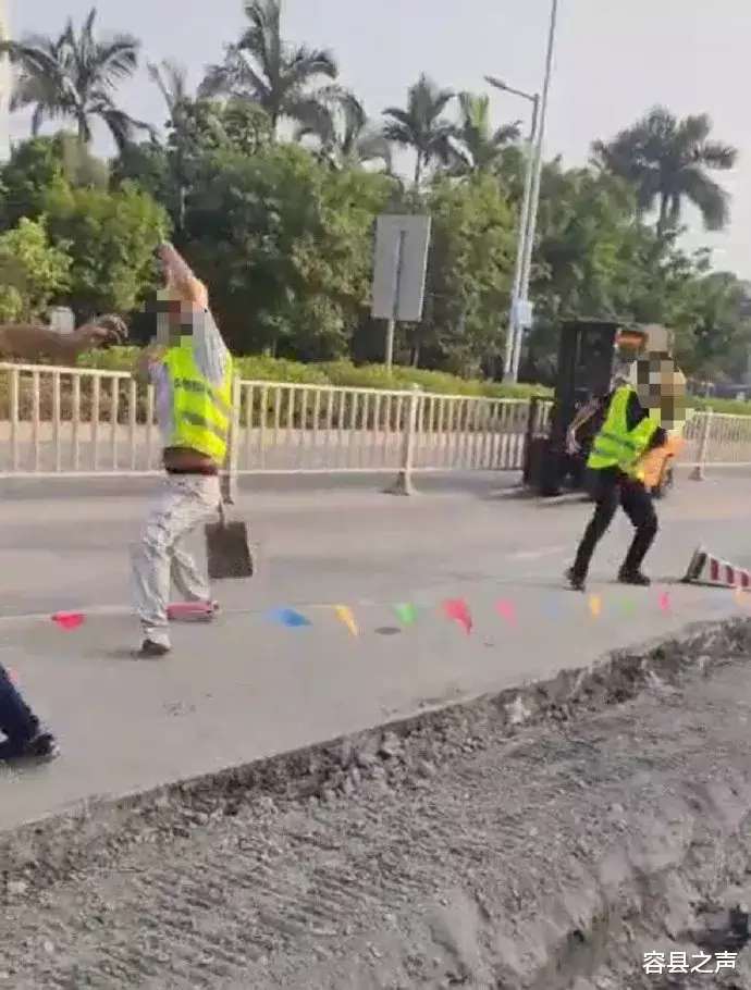容县之声|广西两个施工队当街打架，棍子、铲子生产工具都用上了，场面混乱