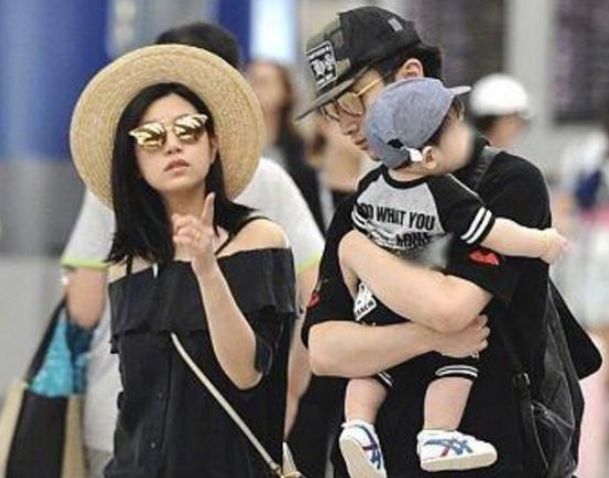 陈妍希：陈妍希儿子罕见正面照，完美避开妈妈基因，跟爸爸陈晓如复制粘贴！