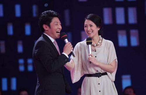 章子怡|章子怡儿子首次开口叫妈妈，母子豪宅阳台玩亲亲，弟弟身高优越