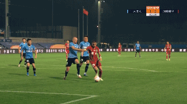 中超|动图还原中超4张红牌，裁判尺度不一造争议，更严重动作只有黄牌