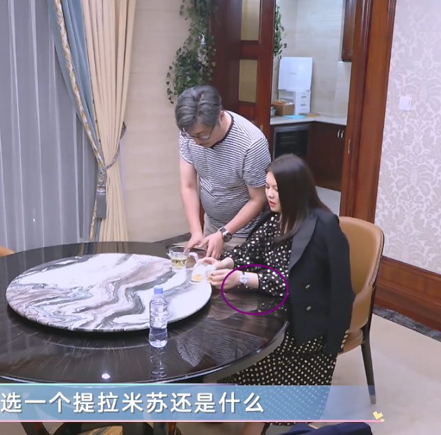 李湘|李湘戒指和手表被打码,当她抬手码消失,看清款式,才知富太品味