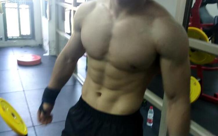 胸肌|如何用简单的方法让自己的胸肌变大？只用一招就能解决！