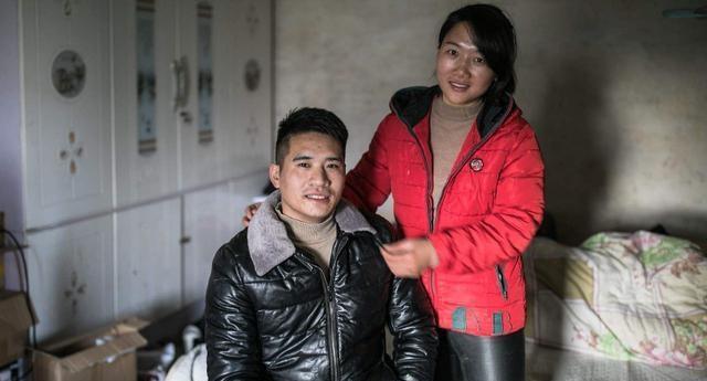 刘笑东 26岁女孩嫁给瘫痪男友，负担沉重却无怨无悔，她到底图什么？