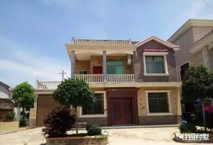 |农村自建红砖别墅，面宽11米还有车库，3室1厅很舒适，外观也好看