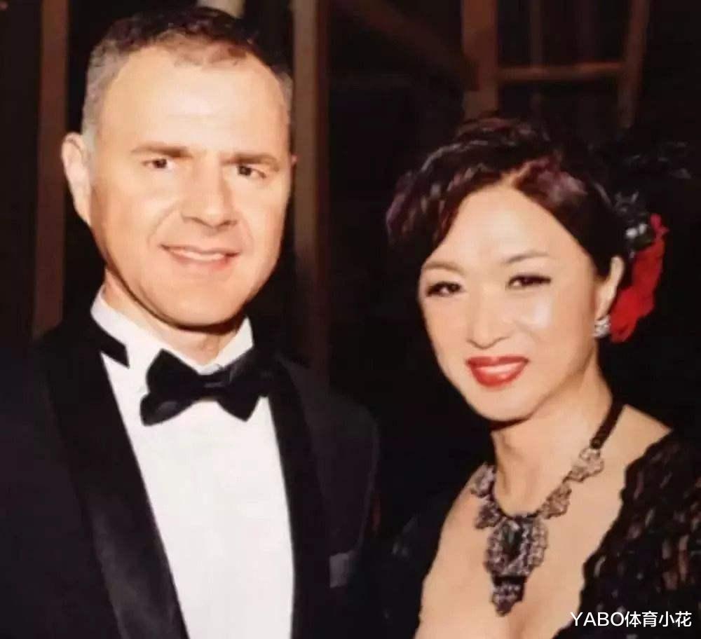 『金星』51岁金星为保命停止服药,“后遗症”越发明显,和老公合影一言难尽!