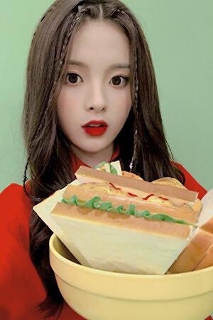 「杨超越」杨超越不愧是“村花”，扎双马尾穿制服裙，这腿是被天使吻过吗