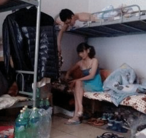 宿舍|舍友把男朋友带回宿舍睡，半夜醒来我不敢动，实在是尴尬，哈哈