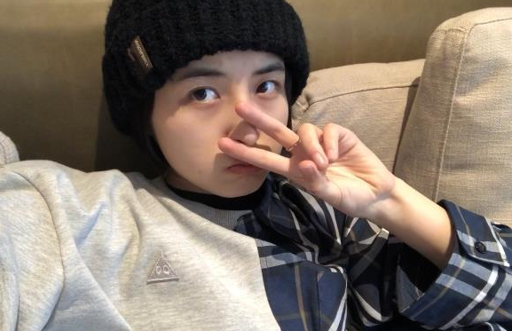 张子枫|张子枫不愧是“张不修”，晒自拍额头痘印都不p，脸上还有雀斑