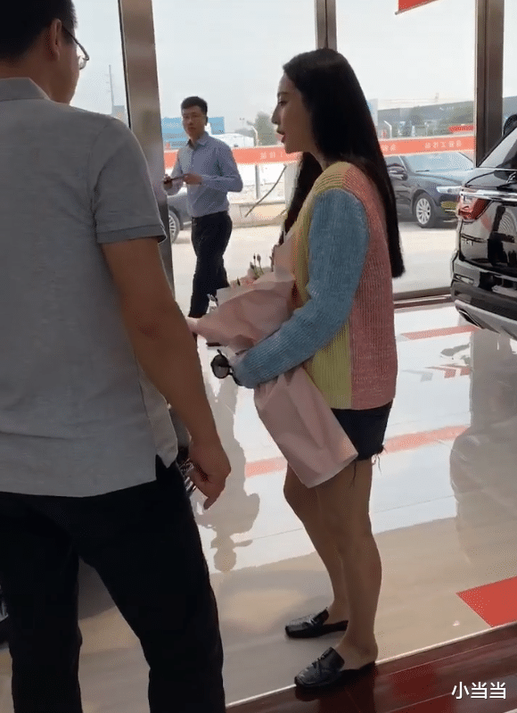 范冰冰|范冰冰提车被网友偶遇，上身冬天下身夏天，打扮很亮眼！