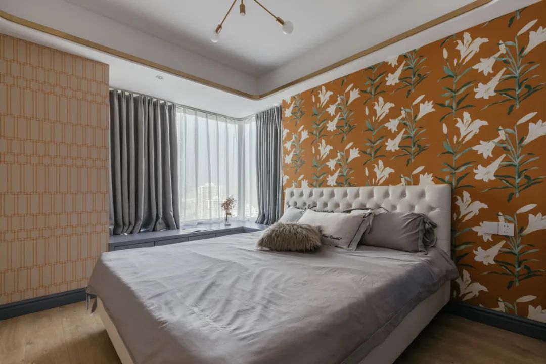 []132㎡美式轻奢，墙面蓝色造型，吊顶金属线框，营造出安静华丽