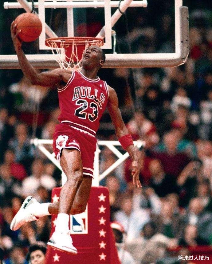 「迈克尔·乔丹」NBA唯一指定飞人！乔丹追帽跳太高，后脑勺直接撞板，下去就冰敷