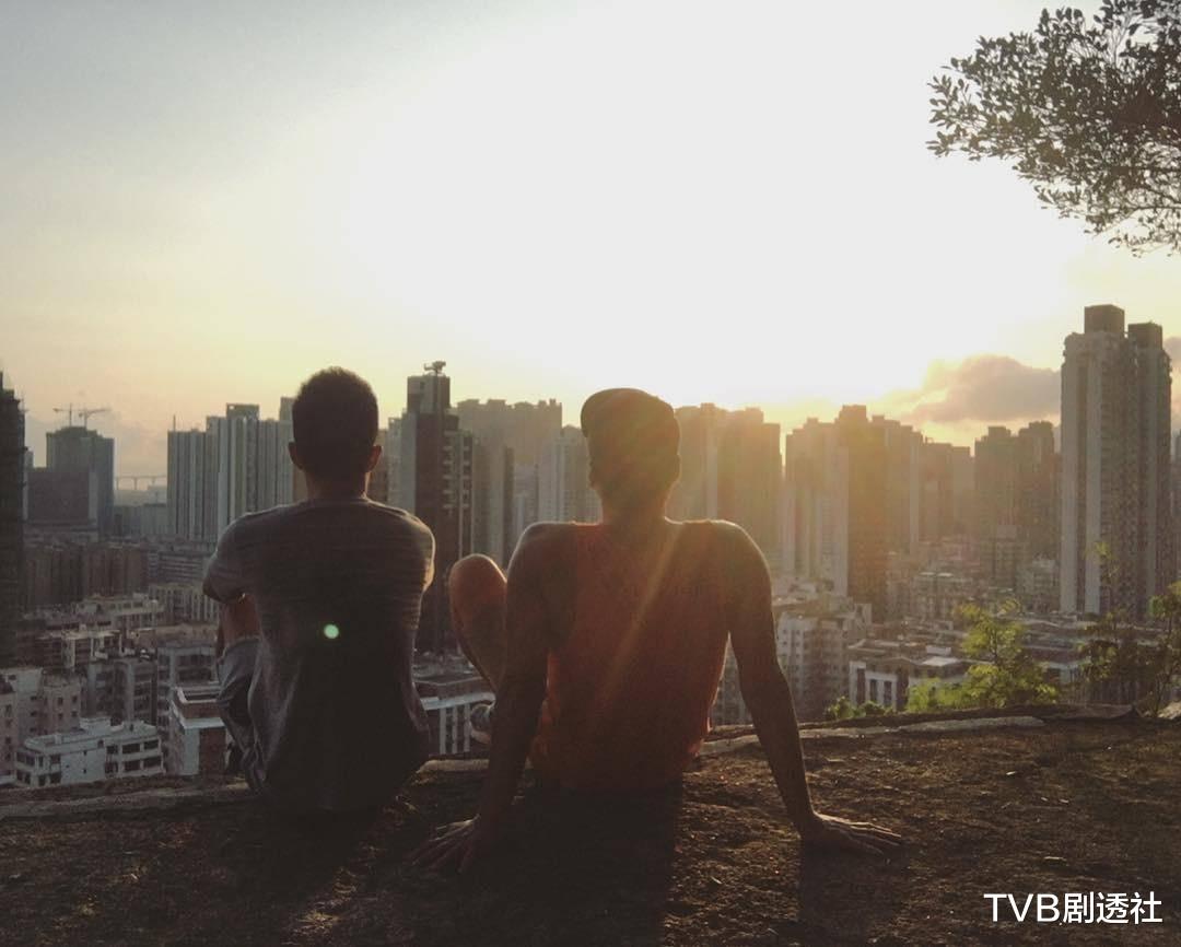 41歲前TVB男星與男友看3000次日落，穩定戀愛10年，遭網友催婚-圖4