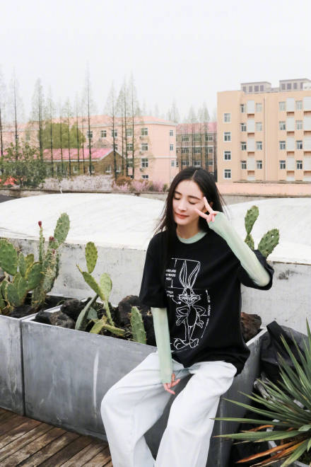 杨幂|杨幂就是个“时髦精”，白大褂搭配高马尾，气质太惊艳