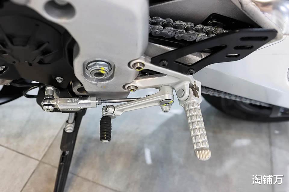 「奥迪A6L」阿普利亚最强街车 前后电子悬挂+定风翼 轻松突破299km/h