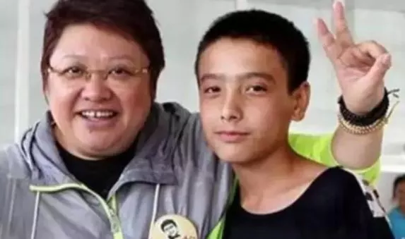 「韩红」韩红哭了,身上的秘密再也藏不住了,网友痛骂:虚伪、不要脸