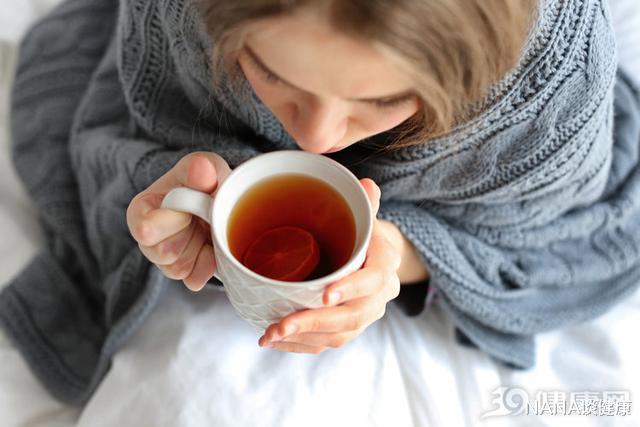 水中毒▲多喝水竟然会影响人的寿命？专家提醒：喝水要注意这5点