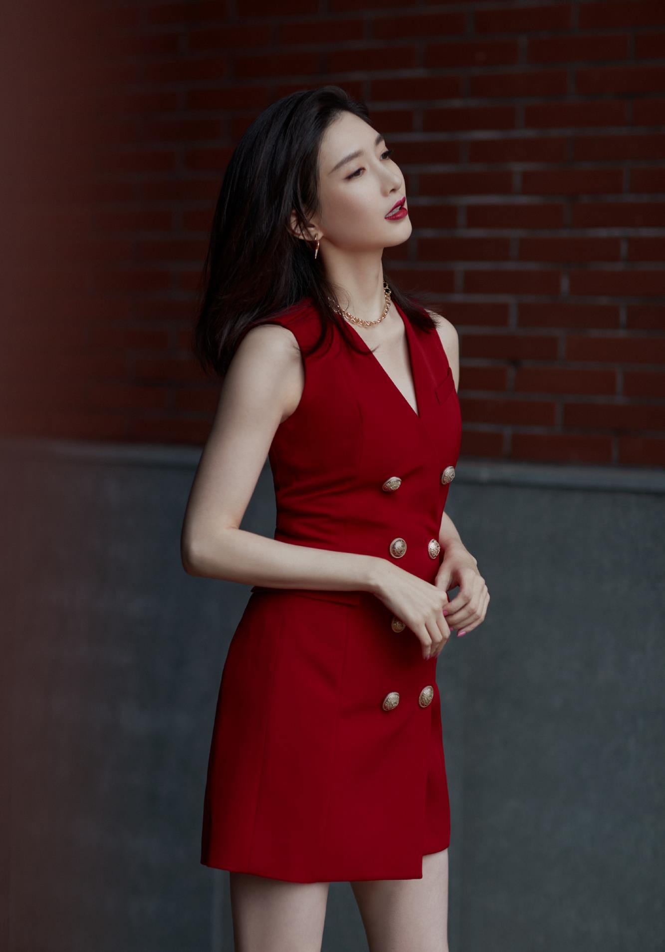 连衣裙|34岁江疏影白色连衣裙，半高马尾活泼又洒脱，气质完胜“林有有”