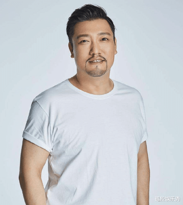 贾冰|37岁辞掉副处级职务,39岁因春晚走红,今娶美女老婆被嘲吃嫩草