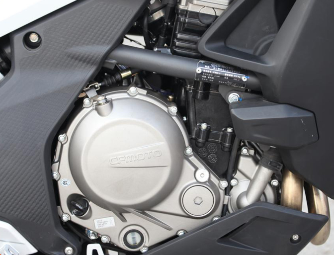 春风650|国产最牛拉力摩托，双缸水冷电喷45kW，可调悬架+ABS，配原厂双箱