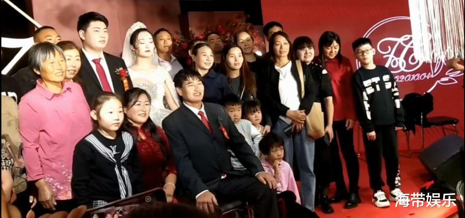 李晟|大衣哥儿子结婚,新娘颜值引热议,全家福两家父母差别大