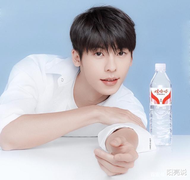 吴京|嫌王力宏年纪大，娃哈哈宣布新代言人！网友：不认识不喝