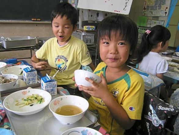 日本|凭啥日本儿童健康居全球之首？看看日本儿童午餐，国内学校做不到