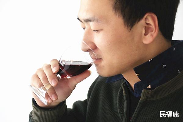 肝脏|男人喝完酒后,发现四个表现,说明肝脏逐渐硬化了,尽早做检查